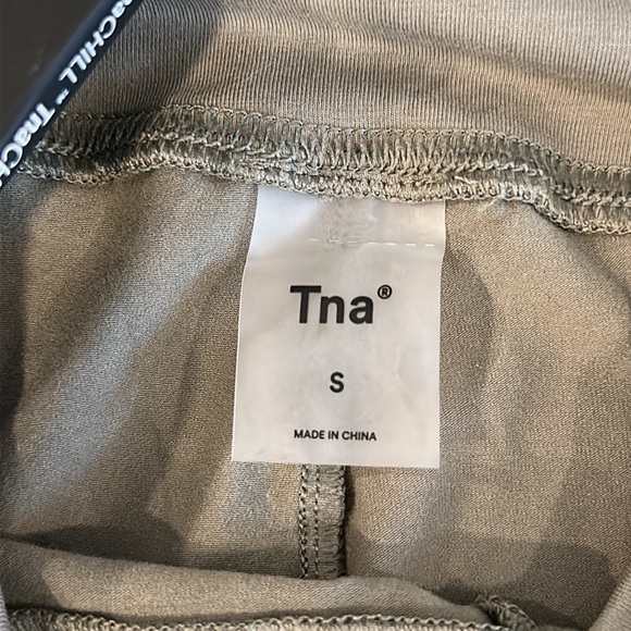 Aritzia TNA Chill High Rise Leggings - Picture 10 of 10